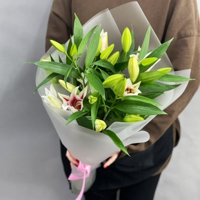 Монобукет из 3 бело-розовых лилий в Краснозаводске