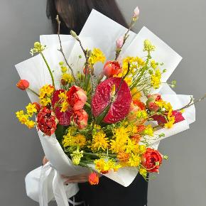 Букет с кустовыми ранункулюсами, антуриумом, тюльпанами и нарциссами в Краснозаводске