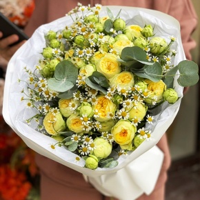 Букет "Иветта" из лимонных пионовидных кустовых роз и ромашек в Краснозаводске