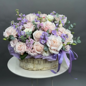 Композиция в корзине из французских роз и ароматных маттиол в Краснозаводске