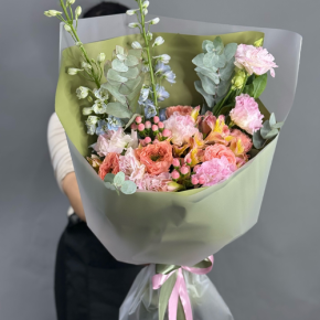 Букет "Таинственное очарование" из мазровых роз Риджентс парк, гиперикума, альстромерий, эустом и дельфиниума в Краснозаводске