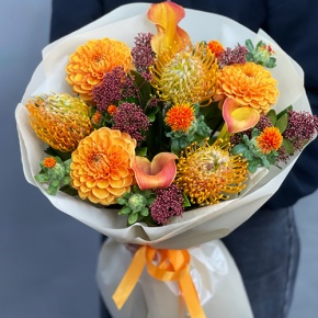 Букет "Пейзажи Левитана" из калл, лейко, георгин, скиммии и занзибара в Краснозаводске