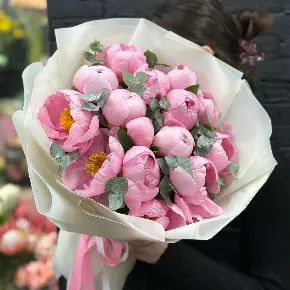 Букет из 15 лососевых пионов с эвкалиптом в Краснозаводске