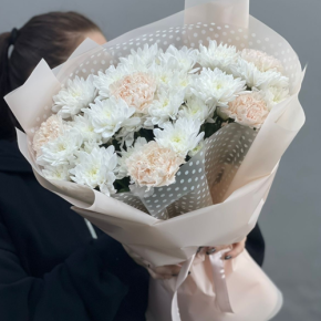 Букет из хризантем и диантусов пудра в Краснозаводске