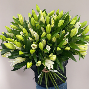 Объемный букет из 27 ароматных белых лилий в Краснозаводске