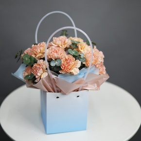 Стильная композиция в сумочке из диантусов и эвкалипта в Краснозаводске