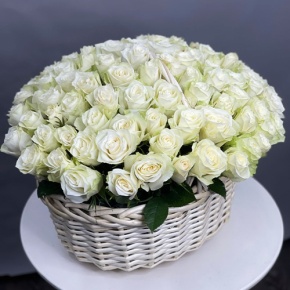 101 белая роза в корзине (40 см) в Краснозаводске