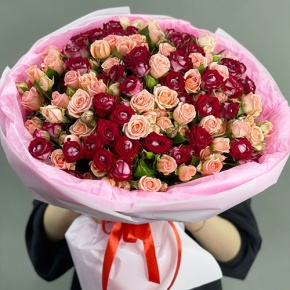 Букет "Рубиновый гранит" из 35 кустовых роз микс (50 см) в Краснозаводске