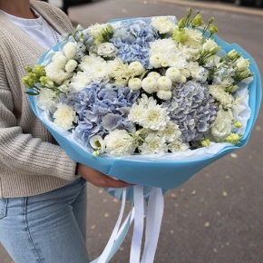 Букет "Голубые облака" из хризантемы, диантусов, Голландской гортензии, дельфиниума и эустомы в Краснозаводске