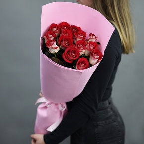 Букет "Ты прекрасна" из 15 рубиновых роз (60 см) в Краснозаводске