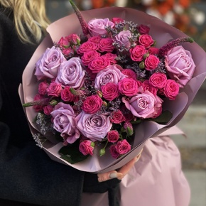 Букет "Малиновый вечер" из кустовых малиновых роз, вероники, лимониума и роз Меритим в Краснозаводске