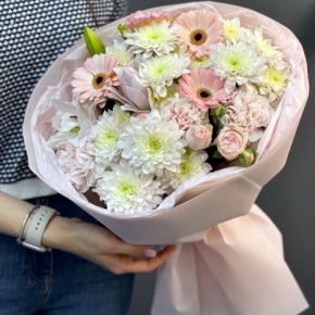 Букет "Дружба" из хризантемы, пионовидной лилии, гербер, диантусов и кустовых роз в Краснозаводске