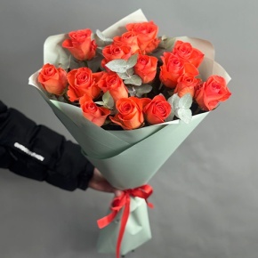 Букет из 15 морковных роз с эвкалиптом (50 см) в Краснозаводске
