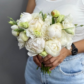 Свадебный букет из эустом и пионов в Краснозаводске