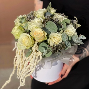 Композиция в шляпной коробке "Чудное мгновение" из 13 роз, эвкалипта, брунии и амарнтуса в Краснозаводске