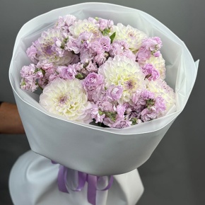 Букет "Чарующий" из георгин и ароматных маттиол в Краснозаводске