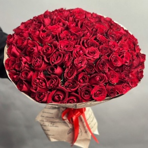 Букет 101 красная роза Кения в крафте (50 см) в Краснозаводске