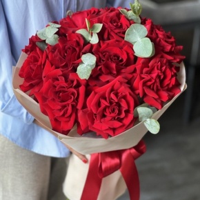 Букет "Красная пантера" из 13 роз Эквадор и эвкалипта в Краснозаводске