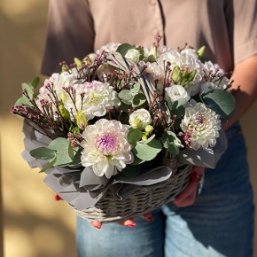 Композиция в корзине "Сюзи" из георгин, эустом и капса в Краснозаводске