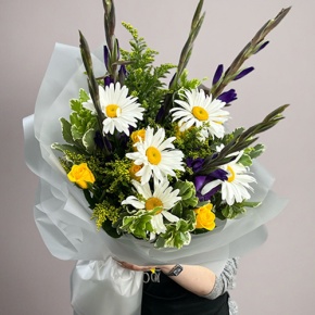 Букет из гладиолусов, роз и ромашек в Краснозаводске