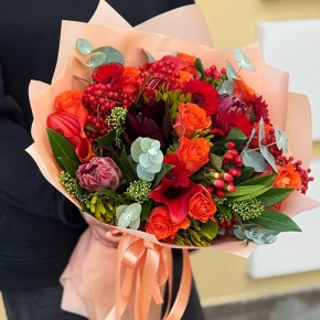 Букет "Красный закат" из калл, роз, калины, скиммии, гиперикума, сафари, гербер и капса в Краснозаводске
