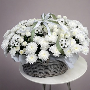 Композиция в корзине "Снежная лавина" из хризантем в Краснозаводске