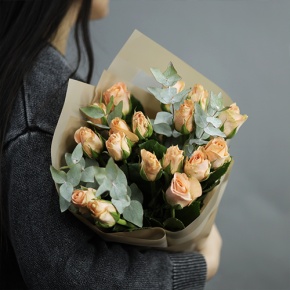 Букет "Абрикос" из 17 роз кения с эвкалиптом (40 см) в Краснозаводске