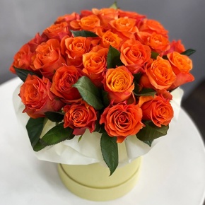 Композиция в шляпной коробке из 25 роз огненных роз в Краснозаводске