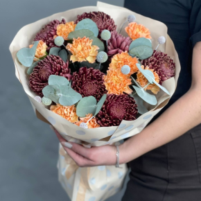 Букет "Персиковый раф" из хризантем Бигоуди, краспедии и диантусов в Краснозаводске