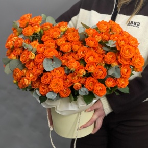 Композиция в шляпной коробке "Закат" из кустовых роз и эвкалипта в Краснозаводске