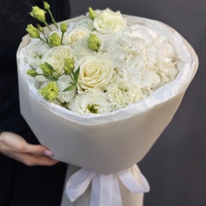 Букет "Нега" из Голландской гортензии, роз и эустом в Краснозаводске