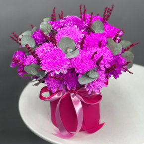 Композиция в шляпной коробке "Магия розового" из хризантем и лаванды в Краснозаводске