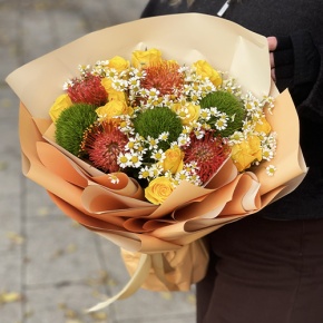 Букет "Зельда" из диантусов Lux, лимонных роз, лейко и ромашек в Краснозаводске