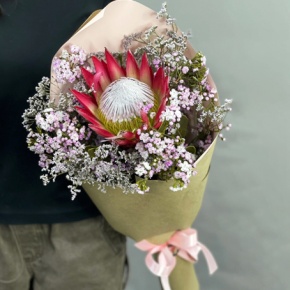 Букет из хамелациума, лимонниума и протеи в Краснозаводске