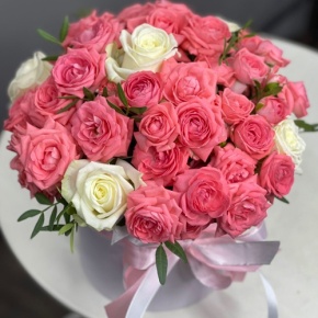 Композиция в шляпной коробке из белых и кустовых коралловых роз в Краснозаводске