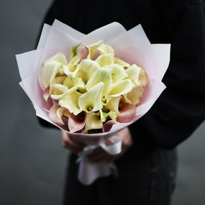 Букет из 25 калл нежный микс в Краснозаводске