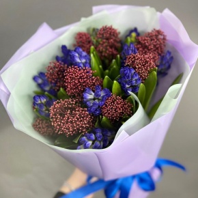Букет "Твой яркий день" из гиацинтов и скиммии в Краснозаводске