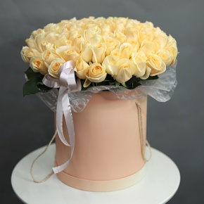 Композиция в шляпной коробке из 101 кремовой розы в Краснозаводске