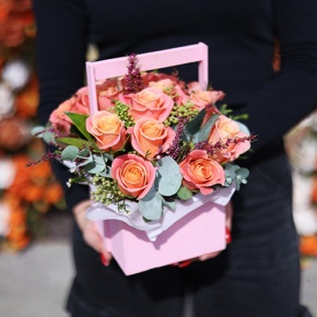 Композиция в ящике из роз Мисс Пигги и капса в Краснозаводске