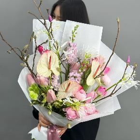 Авторский букет с антуриумами, ранункулюсами и цветущими ветками магнолии в Краснозаводске