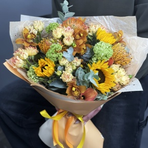 Букет "Сочиняй мечты" из подсолнухов, лейко, вибирнума, орхидей, калл, кустовых роз и талинума в Краснозаводске