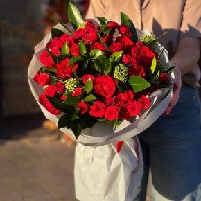 Букет "Всё возможно" из кустовых роз, скиммии, роз Эль Торо и рускуса в Краснозаводске