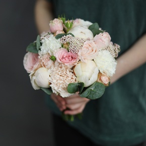 Свадебный букет диантусов, пионов, роз и озатамнуса в Краснозаводске
