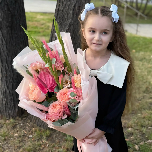 Букет на 1 сентября с гладиолусами, розами и антуриумом в Краснозаводске