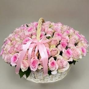 Композиция в корзине из 101 кенийской розы нежный микс (40 см) в Краснозаводске