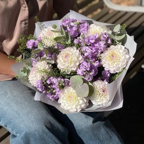 Букет "Совершенство" из георгин и ароматных маттиол в Краснозаводске