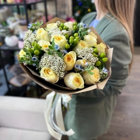 Букет "Мичиган" из пионовидных роз Баттеркап, озатамнуса, оксипеталума и гиперикума в Краснозаводске