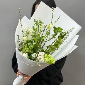 Белый букет с сиренью, ранункулюсами и тюльпанами в Краснозаводске
