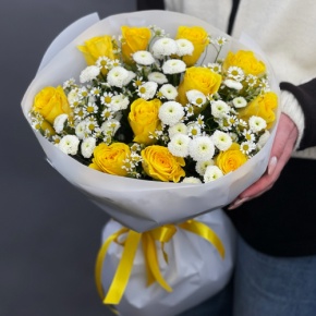 Букет "Синди" из лимонных роз, ромашек и хризантем сантини в Краснозаводске