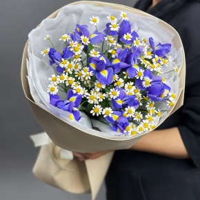 Букет из ирисов и ромашек в Краснозаводске